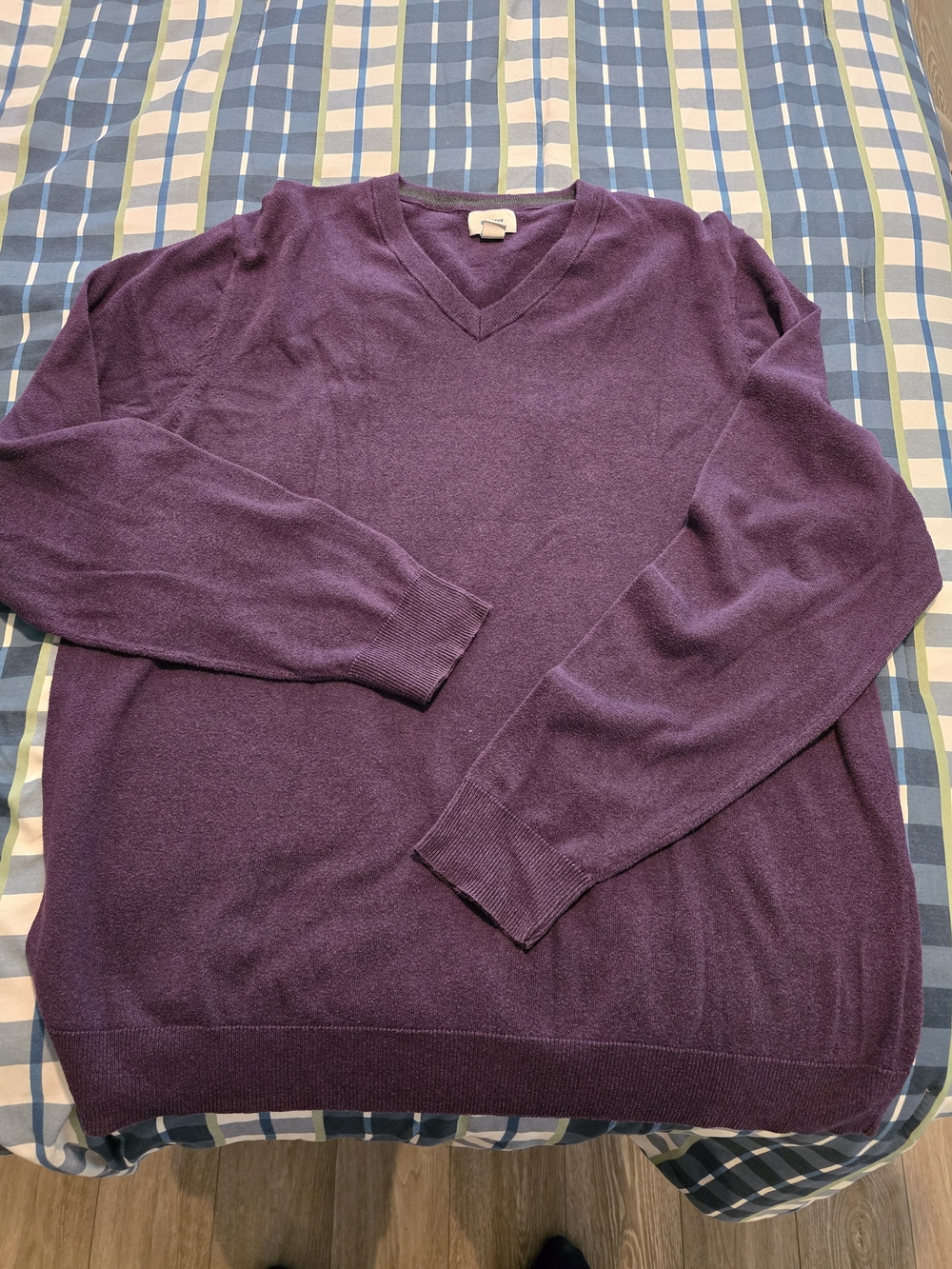 Old Navy Men's V-Neck Sweater in Deep Purple